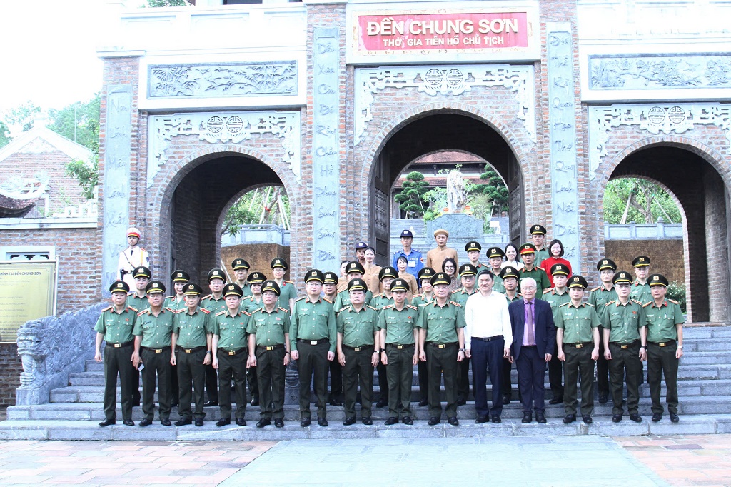 Đoàn đại biểu chụp ảnh lưu niệm tại Đền Chung Sơn