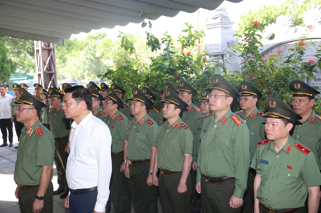 Đoàn đại biểu dâng hương tại Khu di tích lịch sử Truông Bồn