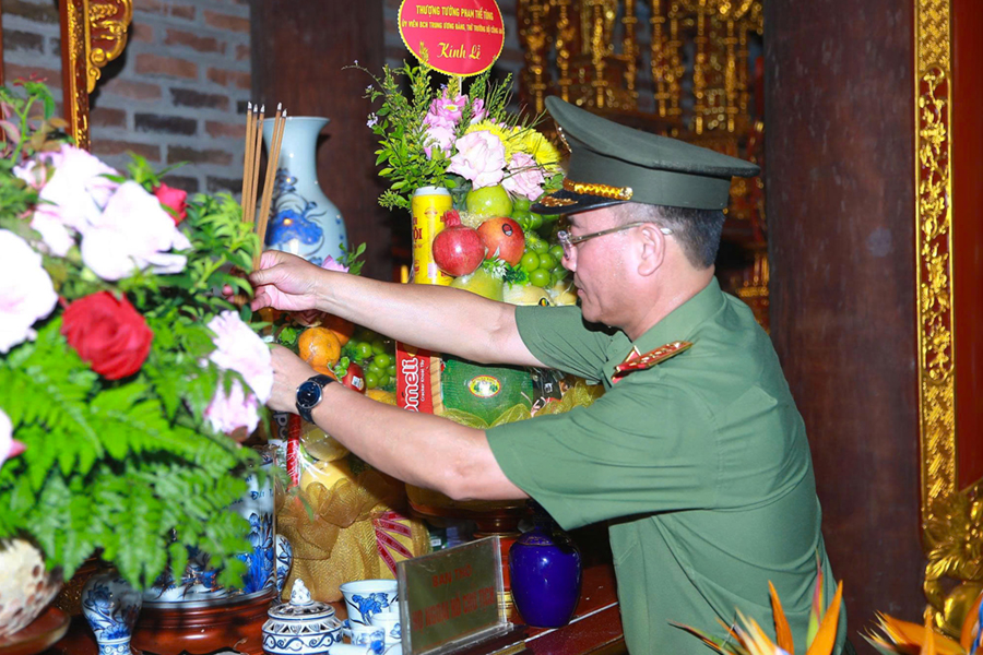 Đoàn đại biểu dâng hương tại Đền Chung Sơn