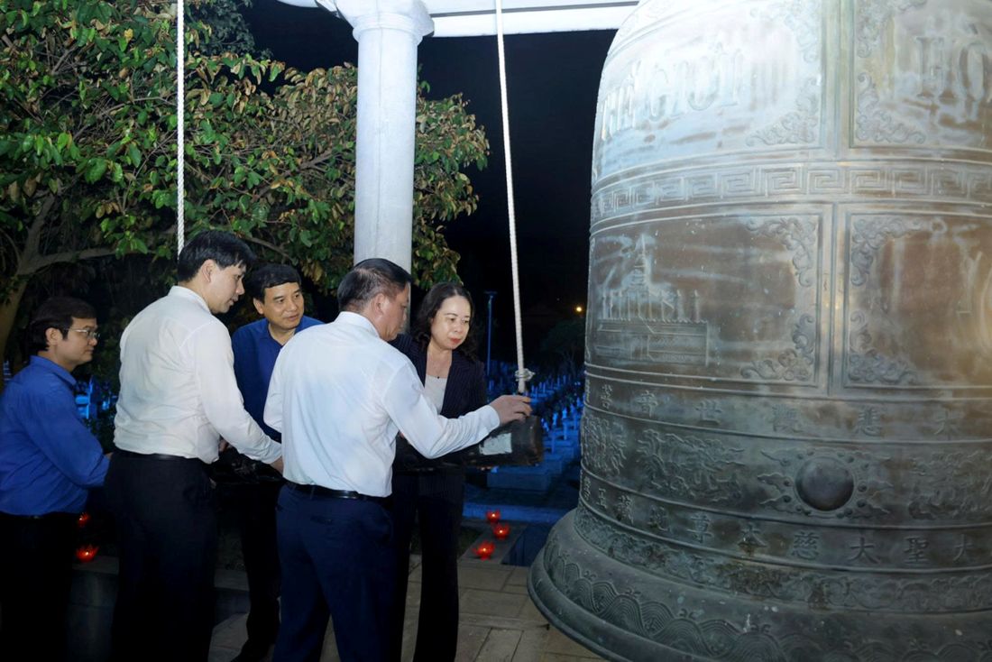Đồng chí Võ Thị Ánh Xuân - Bí thư Trung ương Đảng, Phó Chủ tịch nước cùng các đại biểu thỉnh chuông tại Nghĩa trang Liệt sĩ quốc tế Việt - Lào 