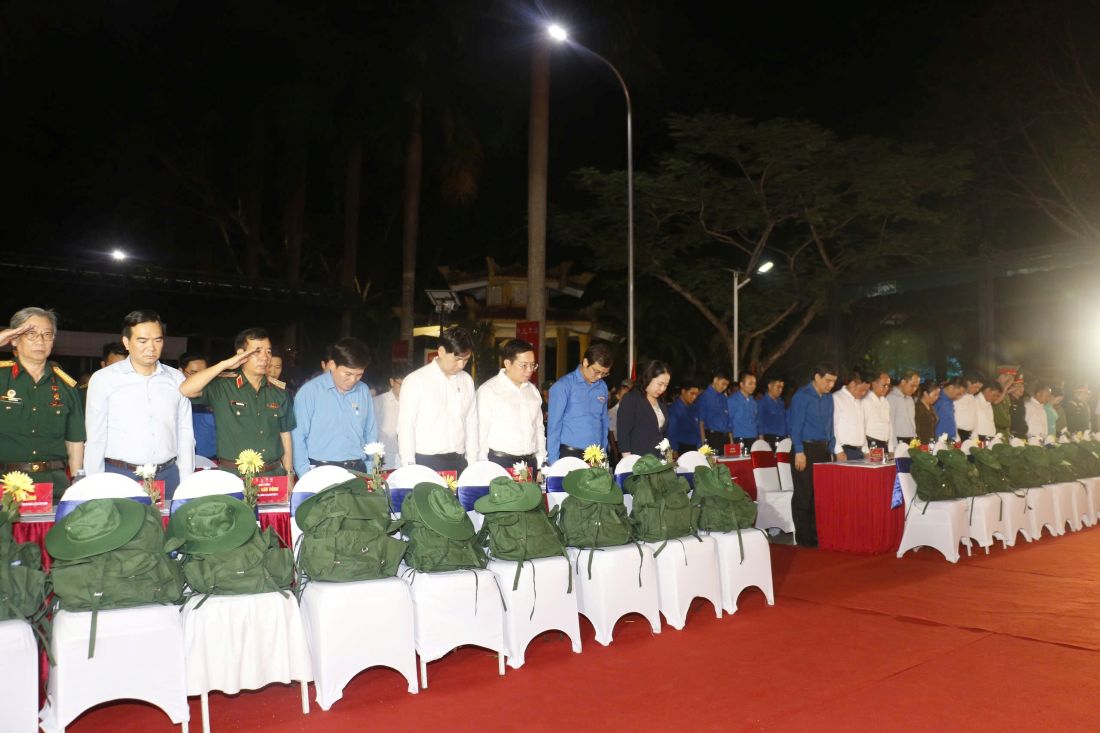 Đồng chí Võ Thị Ánh Xuân - Bí thư Trung ương Đảng, Phó Chủ tịch nước cùng các đại biểu tưởng niệm các Anh hùng liệt sĩ