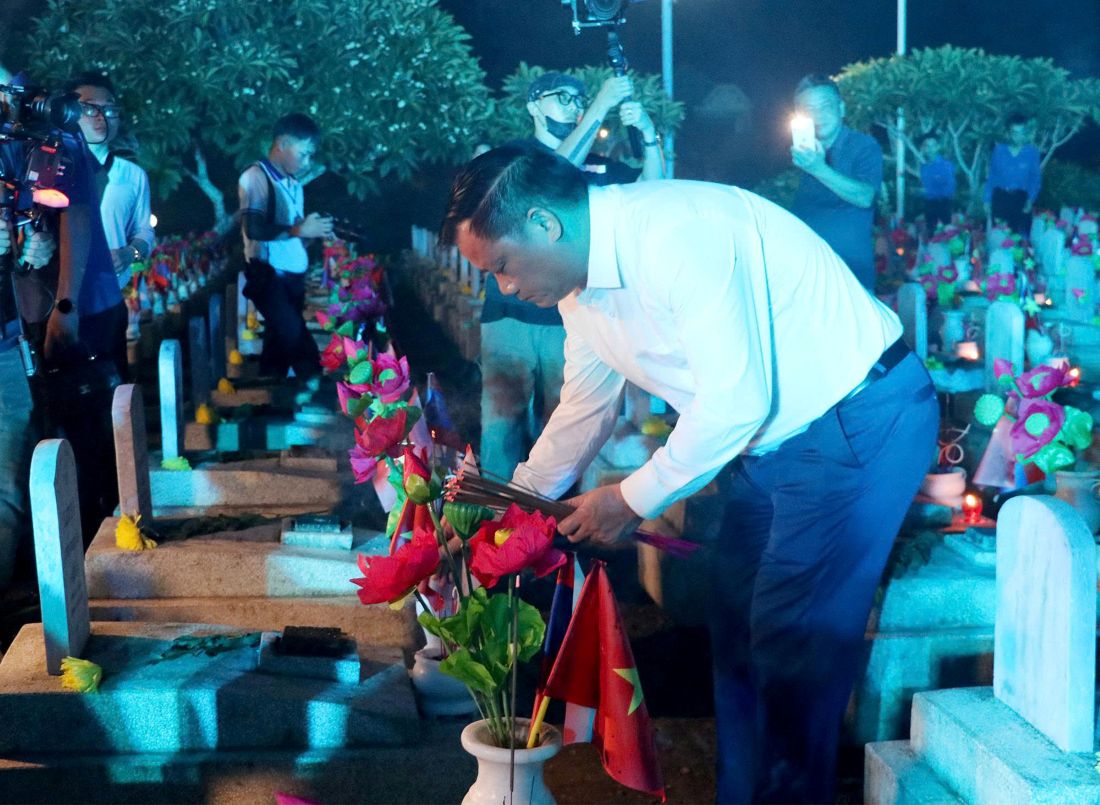 Các đồng chí: Võ Thị Ánh Xuân - Bí thư Trung ương Đảng, Phó Chủ tịch nước; Nguyễn Khắc Thận - Ủy viên Trung ương Đảng, Bí thư Tỉnh ủy, Trưởng Đoàn Đại biểu Quốc hội tỉnh dâng hương tri ân các Anh hùng liệt sĩ