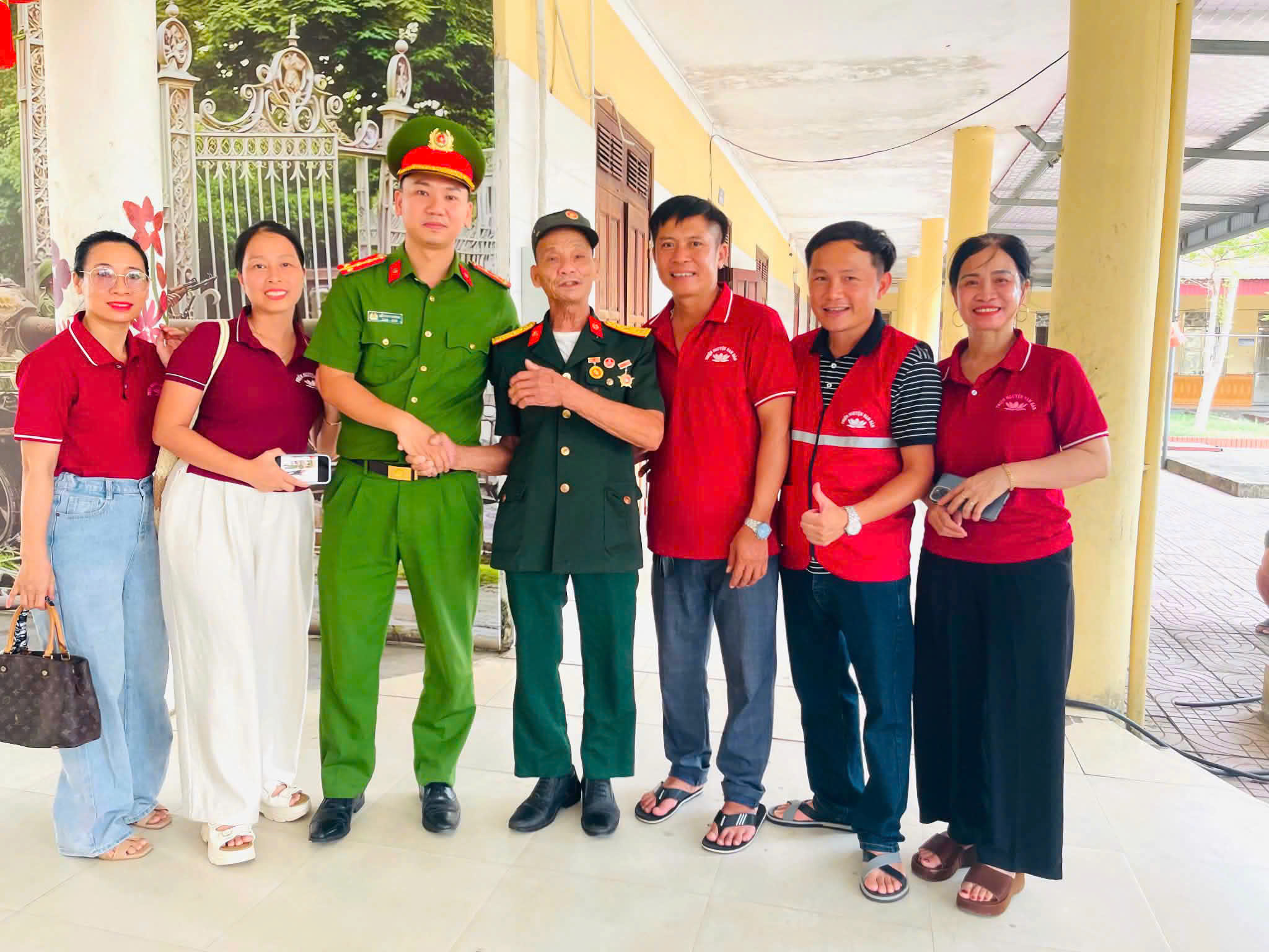 Công an xã Đại Huệ thăm, tặng quà thương, bệnh binh