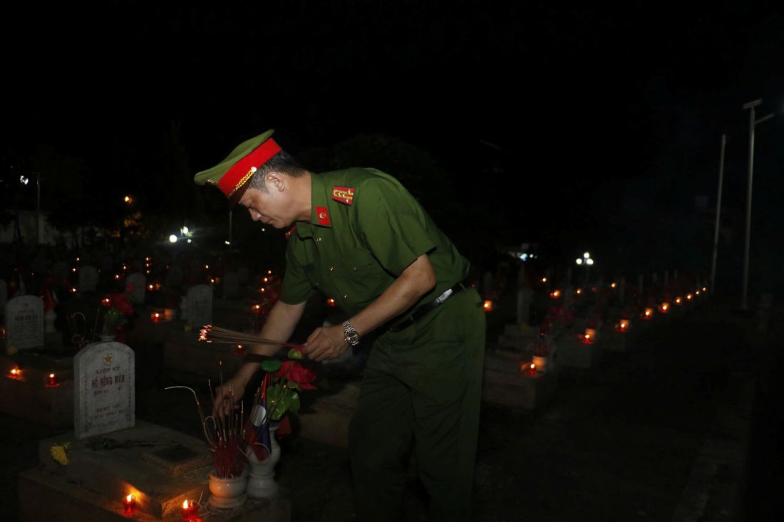 Đồng chí Đại tá Nguyễn Đức Cường - Ủy viên Ban Thường vụ Đảng ủy, Phó Giám đốc Công an tỉnh dâng hương tri ân các Anh hùng liệt sĩ