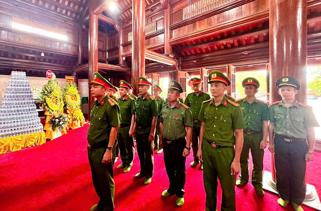 Công an xã Tân An tri ân các Anh hùng liệt sĩ tại Nghĩa trang Liệt sĩ Việt - Lào