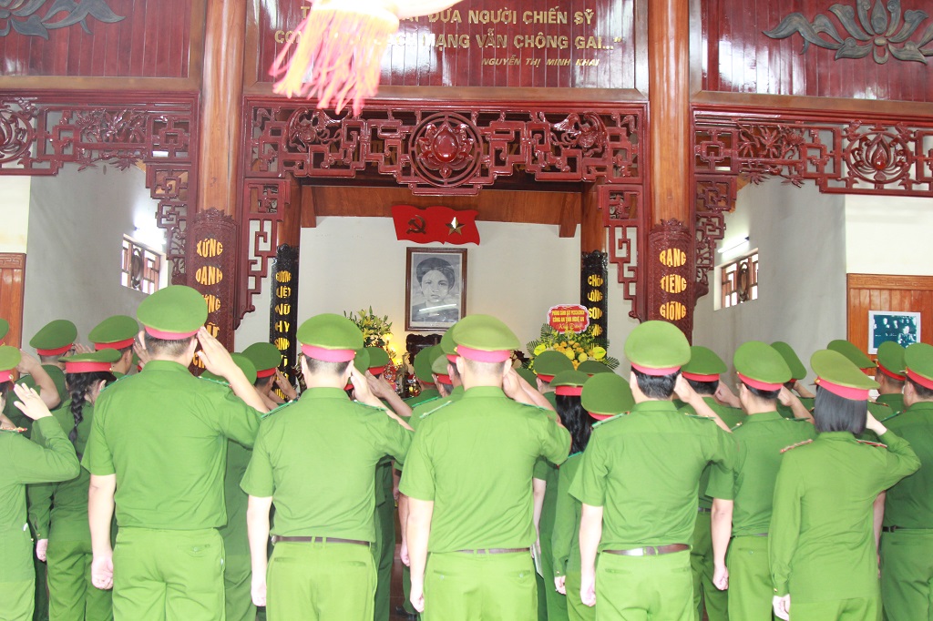 Trong không khí trang nghiêm, đoàn công tác thành kính dâng hoa, dâng hương tưởng niệm Anh hùng Liệt sĩ