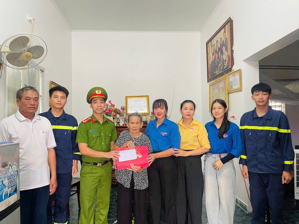 Đoàn Thanh niên, Hội Phụ nữ trao quà, gửi lời thăm hỏi tới gia đình Liệt sĩ, người có công với cách mạng và thương binh