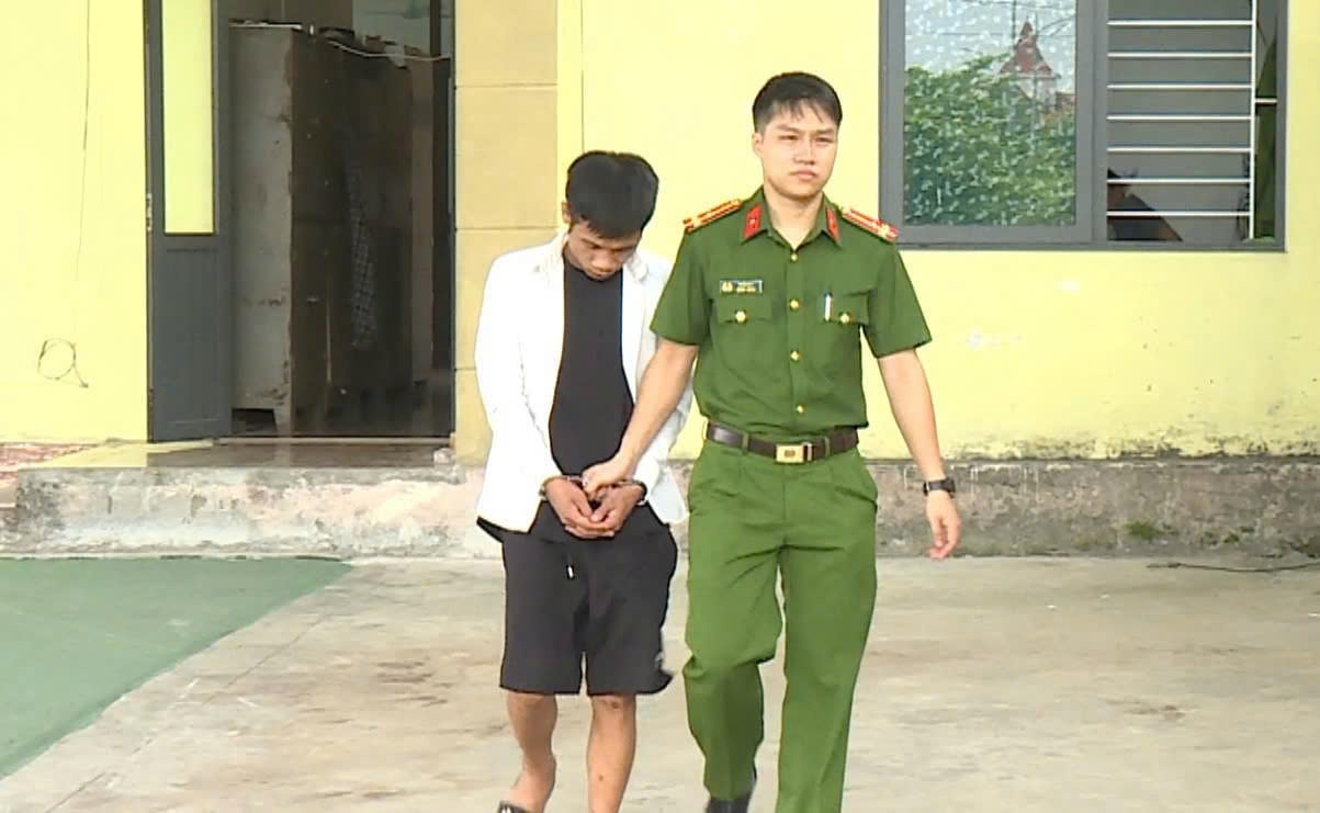 Công an phường Trường Vinh dẫn giải đối tượng Phan Văn Trà