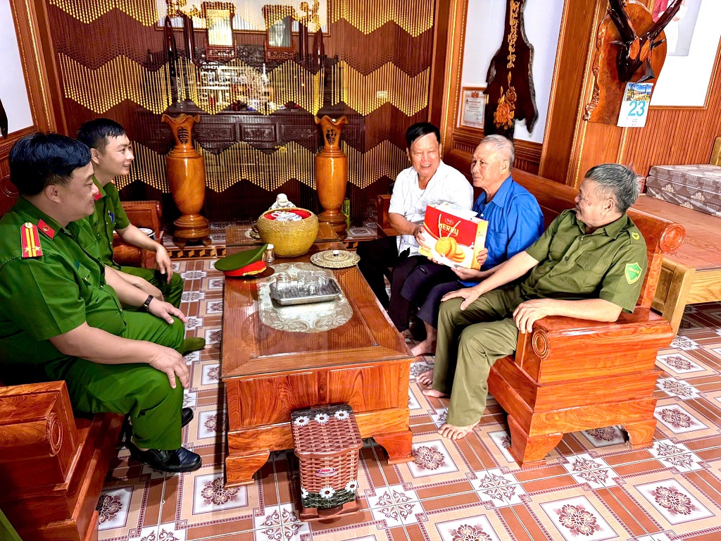 Thăm hỏi, tặng quà thương, bệnh binh