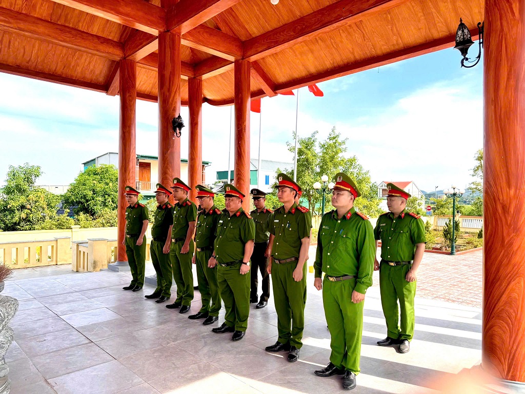 Công an xã Tam Quang thắp hưởng tưởng nhớ các anh hùng Liệt sĩ