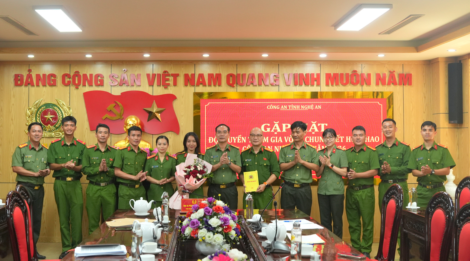 3.	Trao quà động viên Ban Huấn luyện và các vận động viên trước khi tham gia Vòng Chung kết Hội thao