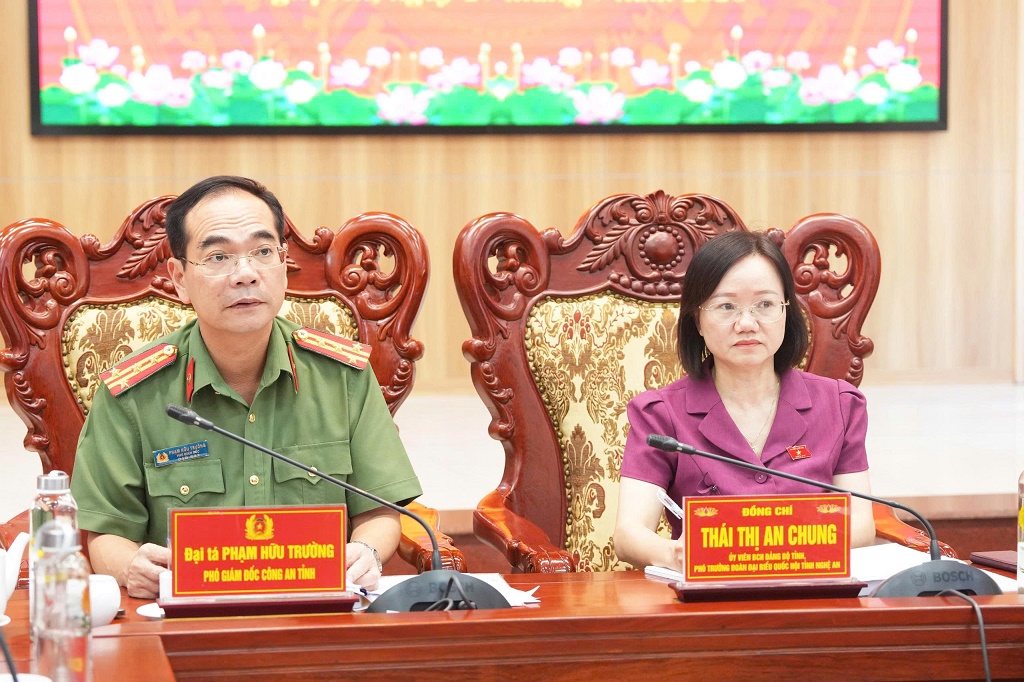 Các đồng chí: Thái Thị An Chung, Ủy viên Ban Chấp hành Đảng bộ tỉnh, Phó Trưởng đoàn Đại biểu Quốc hội tỉnh và Đại tá Phạm Hữu Trường, Ủy viên Ban Thường vụ Đảng ủy, Phó Giám đốc Công an tỉnh đồng chủ trì Hội thảo.