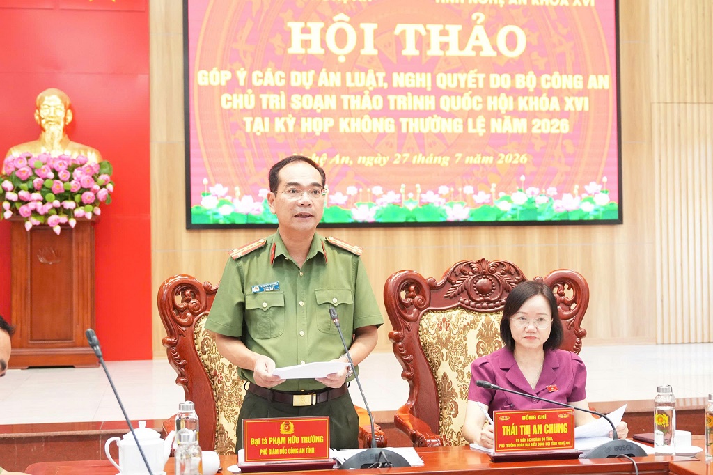 Đồng chí Đại tá Phạm Hữu Trường, Ủy viên Ban Thường vụ Đảng ủy, Phó Giám đốc Công an tỉnh phát biểu tại Hội nghị