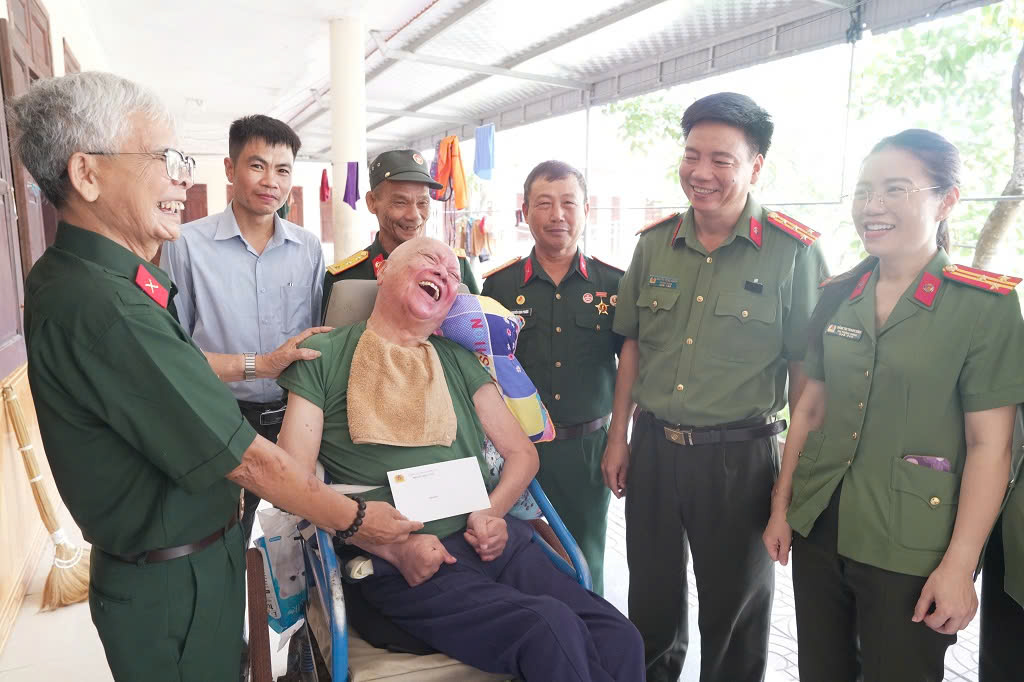 Lãnh đạo Tỉnh, Lãnh đạo Công an tỉnh, các phòng Công an tỉnh tổ chức nhiều đoàn thăm, tặng quà cho người có công với cách mạng