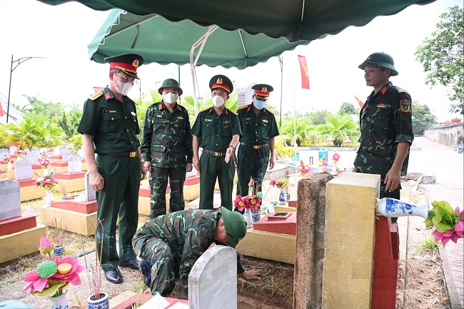 Lấy mẫu sinh phẩm ở mộ liệt sĩ tại Nghĩa trang Liệt sĩ Đô Lương