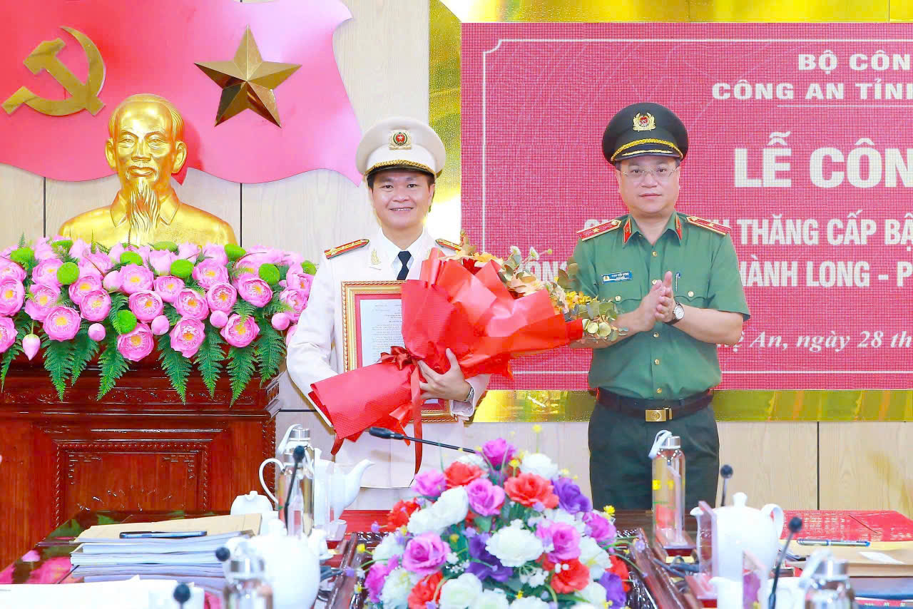 Thừa ủy quyền của Bộ trưởng Bộ Công an, đồng chí Thiếu tướng Đinh Việt Dũng, Ủy viên Ban Thường vụ Tỉnh ủy, Bí thư Đảng ủy, Giám đốc Công an tỉnh trao quyết định thăng cấp bậc hàm cho đồng chí Phạm Thành Long, Phó Giám đốc Công an tỉnh