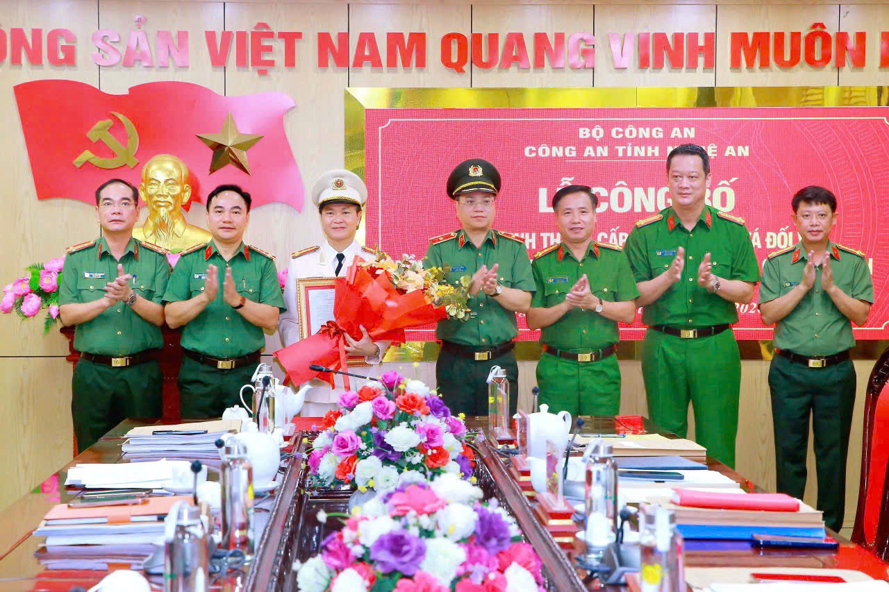 Các đồng chí trong Ban Thường vụ Đảng ủy, Lãnh đạo Công an tỉnh chúc mừng đồng chí Đại tá Phạm Thành Long, Phó Giám đốc Công an tỉnh
