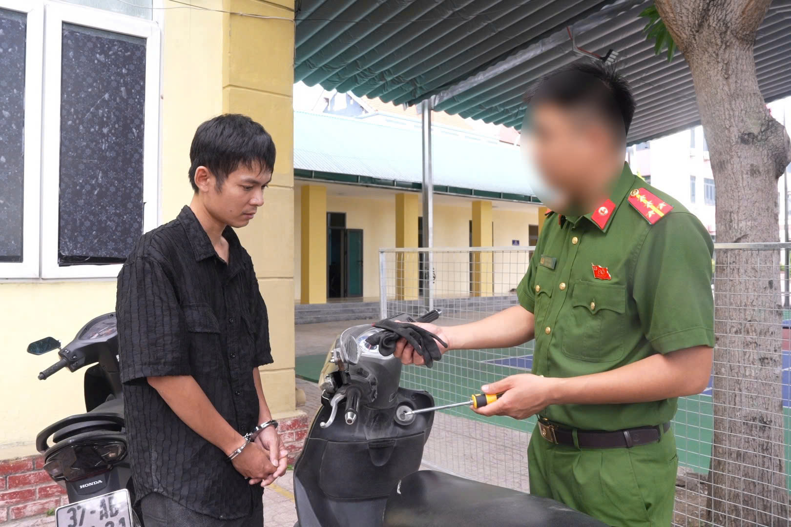 Đối tượng Nguyễn Thọ Hùng cùng tang vật tại Cơ quan Công an