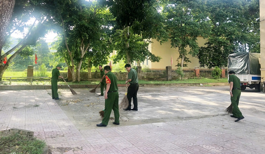 Công an xã Châu Tiến chỉnh trang khuôn viên trụ sở làm việc