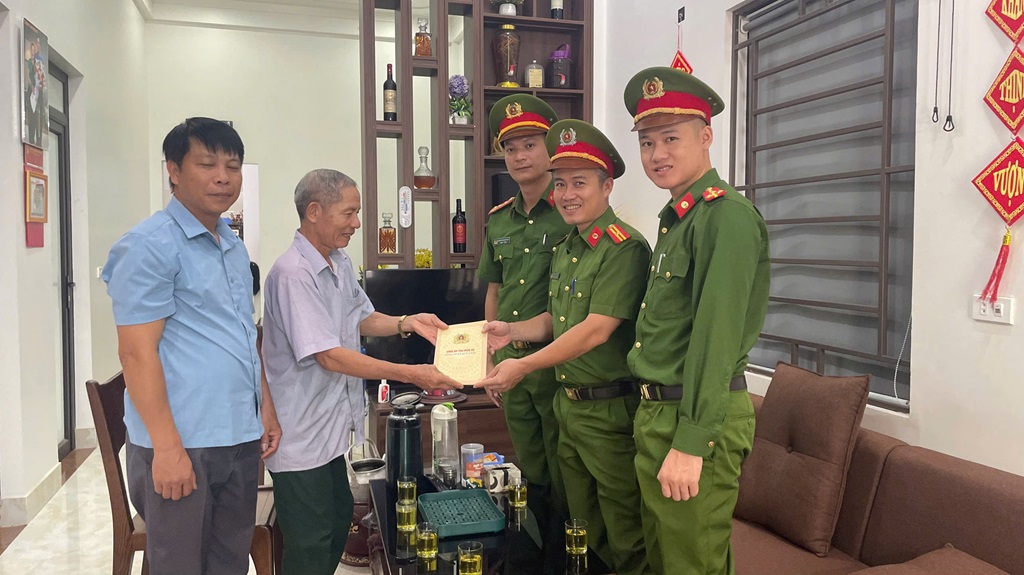 Công an xã Qùy Châu tổ chức nhiều hoạt động nhân kỷ niệm 79 năm Ngày Thương binh - Liệt sĩ 