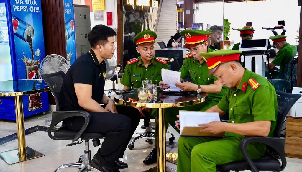 Công an phường Vinh Phú tổ chức ký cam kết tổ chức, hộ kinh doanh trên tuyến đường Phạm Đình Toái