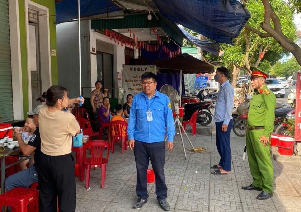 Công an phường Vinh Phú phối hợp phối hợp với Phòng Kinh tế, Hạ tầng và Đô thị phường vận động người dân tự giác tháo dỡ mái che, công trình lấn chiếm hành lang, vỉa hè