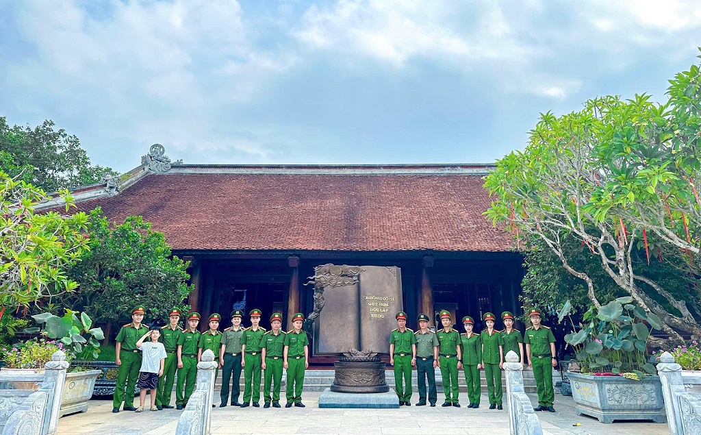 Trong không khí trang nghiêm, đoàn công tác thành kính dâng hoa, dâng hương tưởng niệm Anh hùng Liệt sĩ