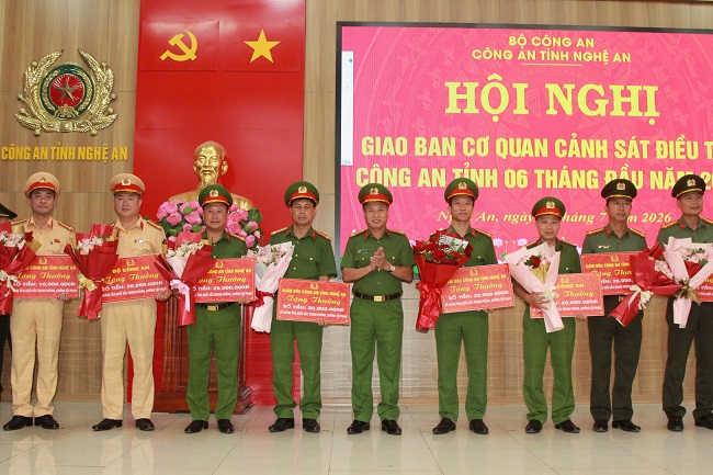 Đồng chí Đại tá Nguyễn Duy Thanh, Ủy viên Ban Thường vụ Đảng ủy, Phó Giám đốc, Thủ trưởng Cơ quan CSĐT Công an tỉnh trao thưởng cho các tập thể có thành tích xuất sắc  