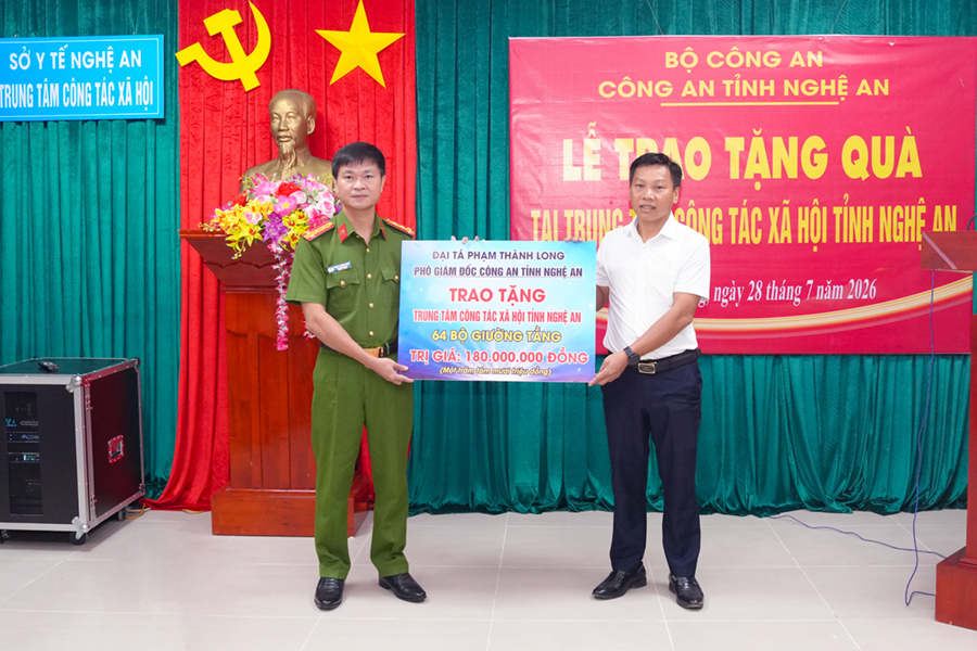Đồng chí Đại tá Phạm Thành Long, Phó Giám đốc Công an tỉnh Nghệ An trao biểu trưng tặng 64 bộ giường tầng trị giá 180 triệu đồng cho Trung tâm Công tác xã hội