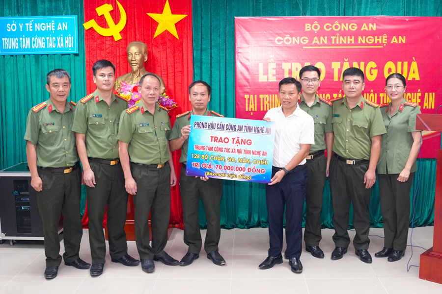 Đại diện Lãnh đạo, chỉ huy Phòng Hậu cần trao biểu trưng tặng 128 bộ chăn, ga, màn, chiếu trị giá 70 triệu đồng cho Trung tâm