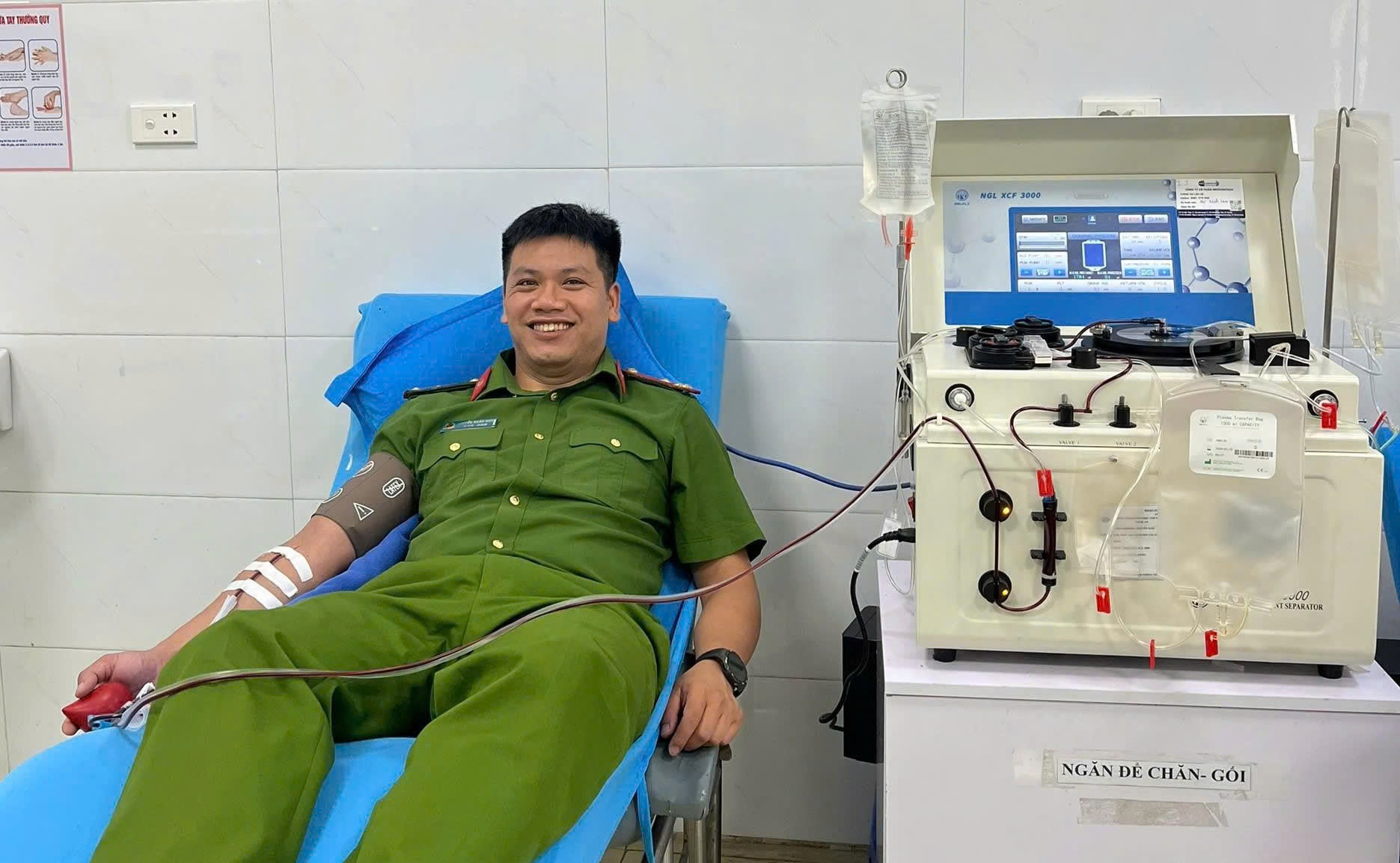 Thượng úy Nguyễn Xuân Hùng, cán bộ Phòng Cảnh sát phòng cháy, chữa cháy và cứu nạn, cứu hộ tham gia hiến máu cho bệnh nhân Nguyễn Ngô Kiêm