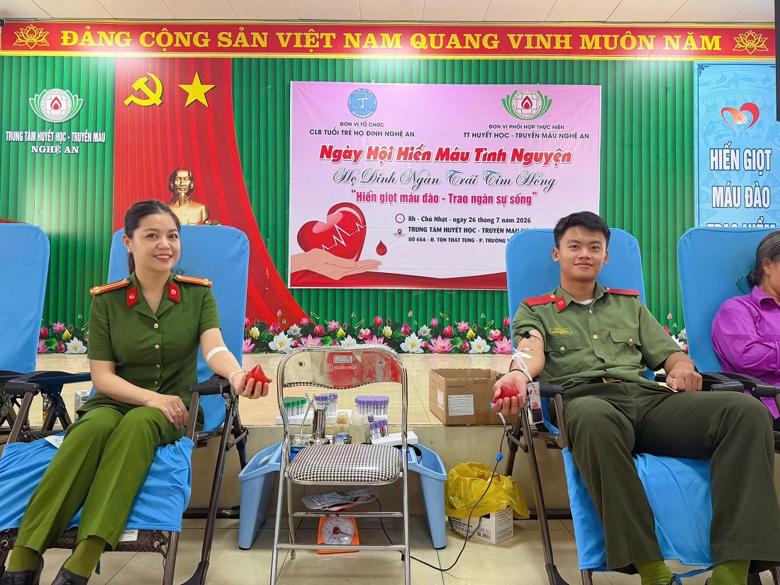 Trung tá Phạm Mai Anh, cán bộ Trại tạm giam Công an tỉnh và Nguyễn Minh, sinh viên khóa D56 Học viện An ninh nhân dân tham gia hiến máu