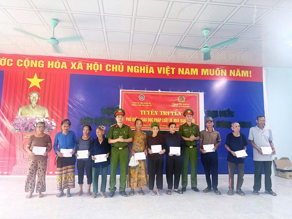 Trao quà cho các hộ dân có hoàn cảnh khó khăn