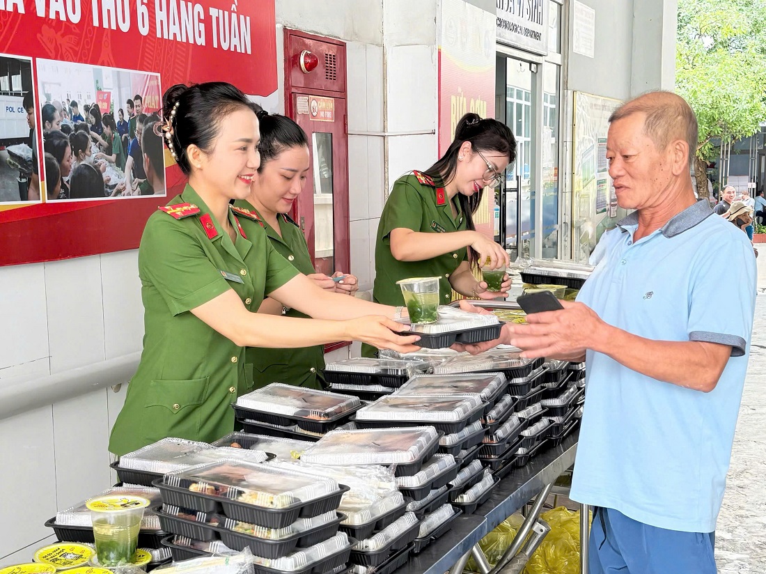 Những suất cơm miễn phí được trao đi là nghĩa cử cao đẹp, sưởi ấm lòng bệnh nhân 