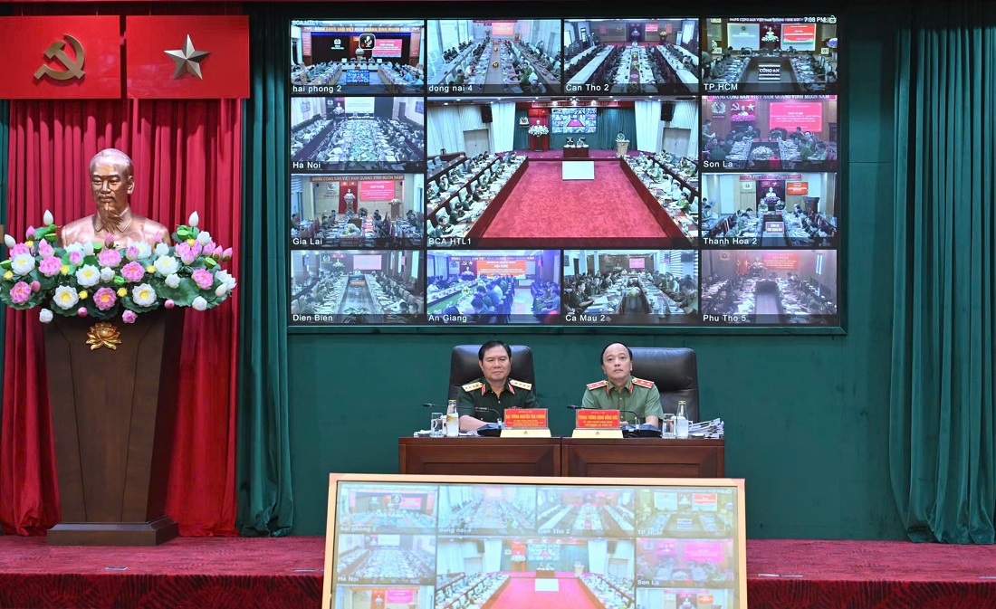 Các đồng chí: Đại tướng Nguyễn Tân Cương, Ủy viên Trung ương Đảng, Ủy viên Thường vụ Quân ủy Trung ương, Tổng Tham mưu trưởng Quân đội nhân dân Việt Nam, Thứ trưởng Bộ Quốc phòng và Trung tướng Đặng Hồng Đức, Ủy viên Trung ương Đảng, Thứ trưởng Bộ Công an đồng chủ trì Hội nghị