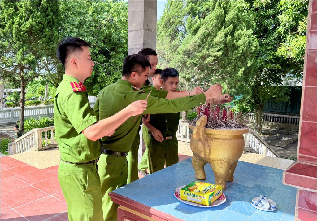 Công an xã thắp hương tri ân tại Đài Tưởng niệm liệt sỹ