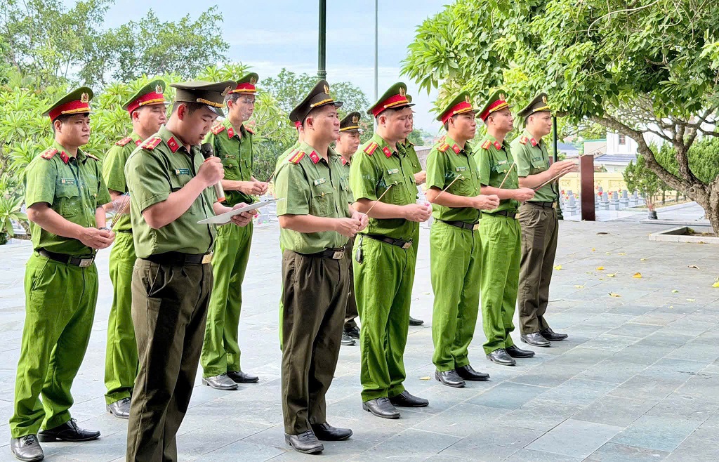 ông an xã Quỳnh Tam dâng hoa, dâng hương tưởng niệm anh hùng liệt sĩ