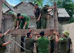 Chung tay sửa chữa nhà ở và tặng quà đến với người dân