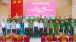 Đồng chí Đại tá Trần Ngọc Tuấn, Phó Giám đốc Công an tỉnh chung vui Ngày hội toàn dân bảo vệ an ninh Tổ quốc tại xã Môn Sơn