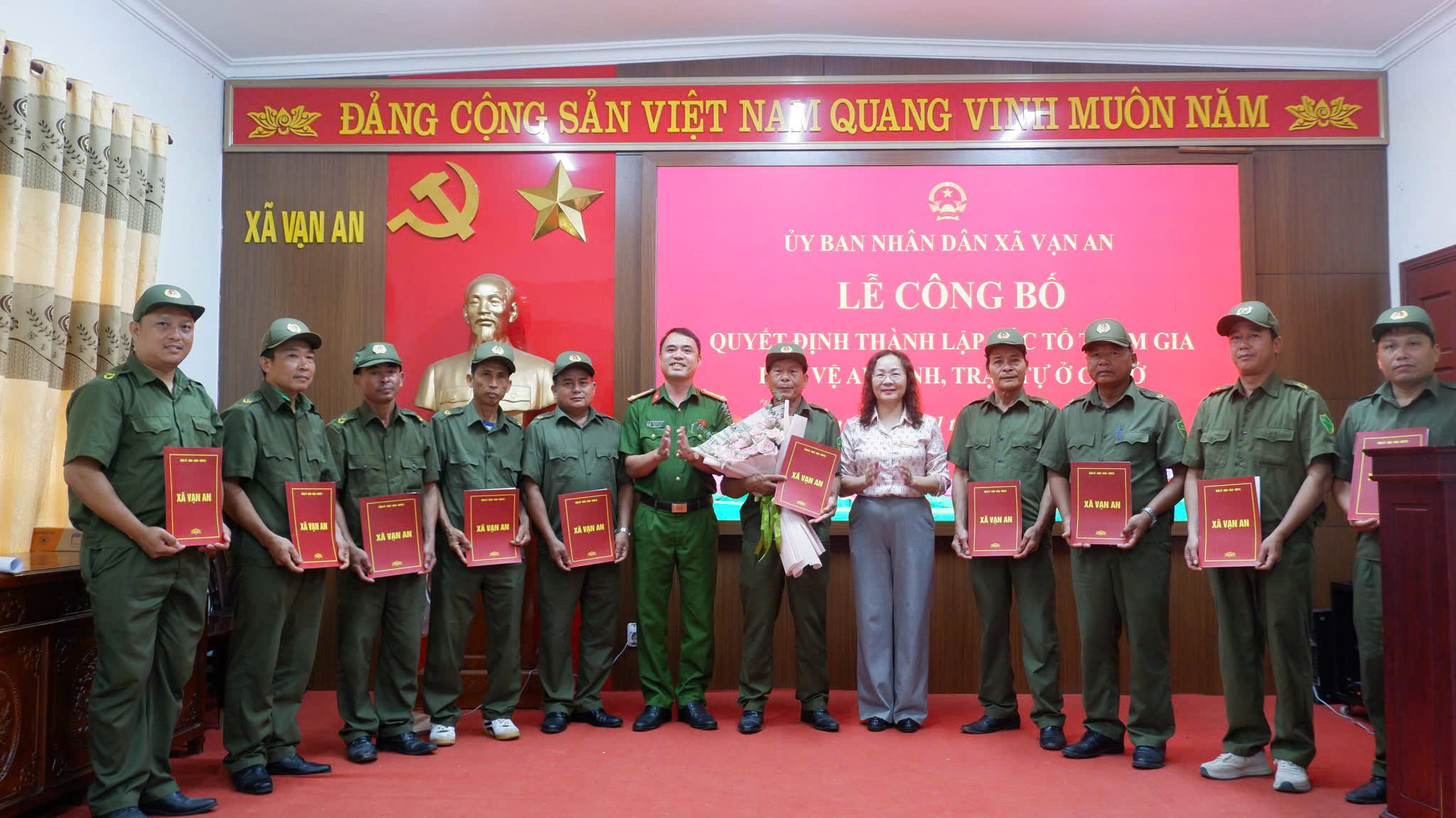 Công bố Quyết định thành lập 20 Tổ tham gia bảo vệ an ninh, trật tự ở cơ sở