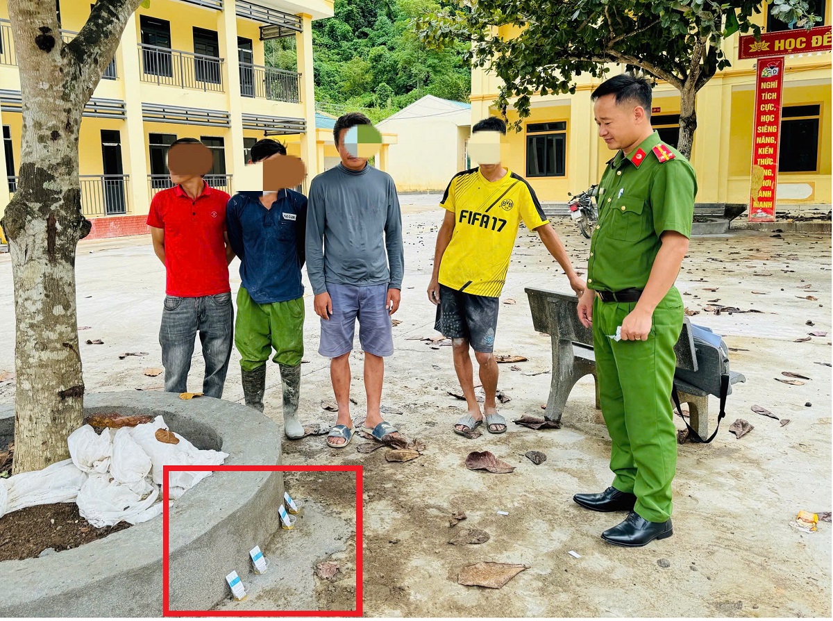 Công an xã Na Loi tổ chức test nhanh ma túy đối với công nhân