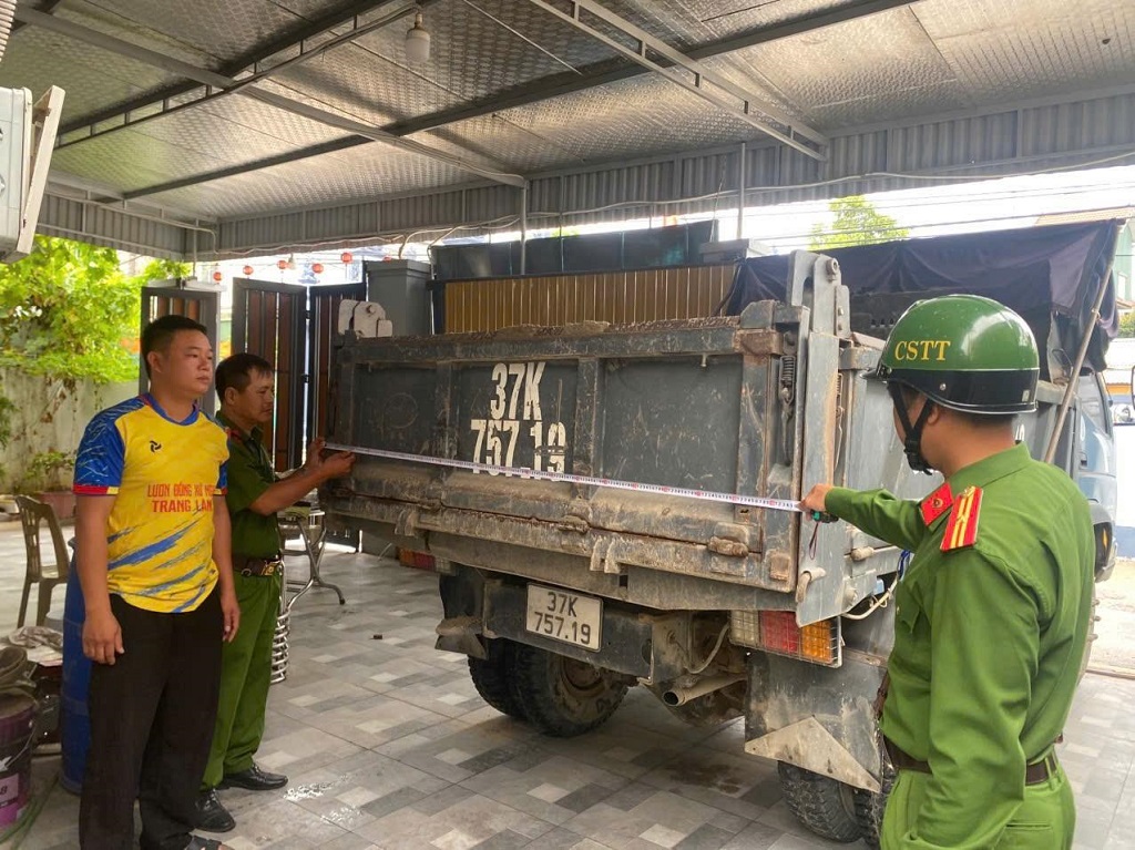 Công an phường Thành Vinh ra quân cao điểm bảo đảm trật tự đô thị, an toàn giao thông