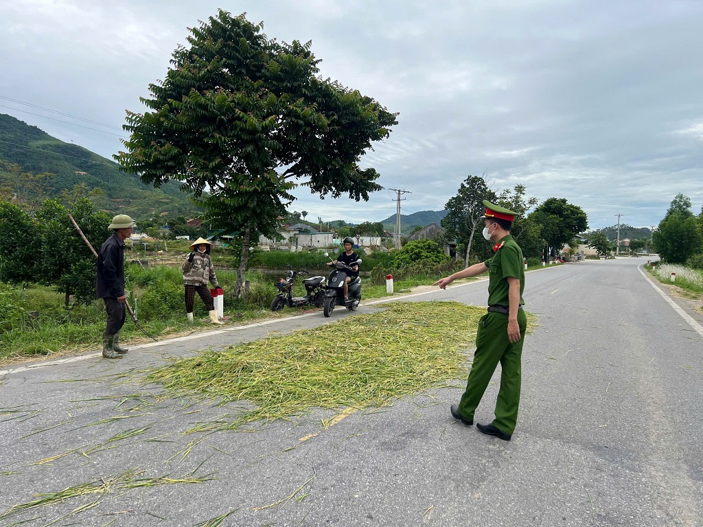 Công an xã Đại Huệ ra quân giải tỏa vi phạm hành lang ATGT