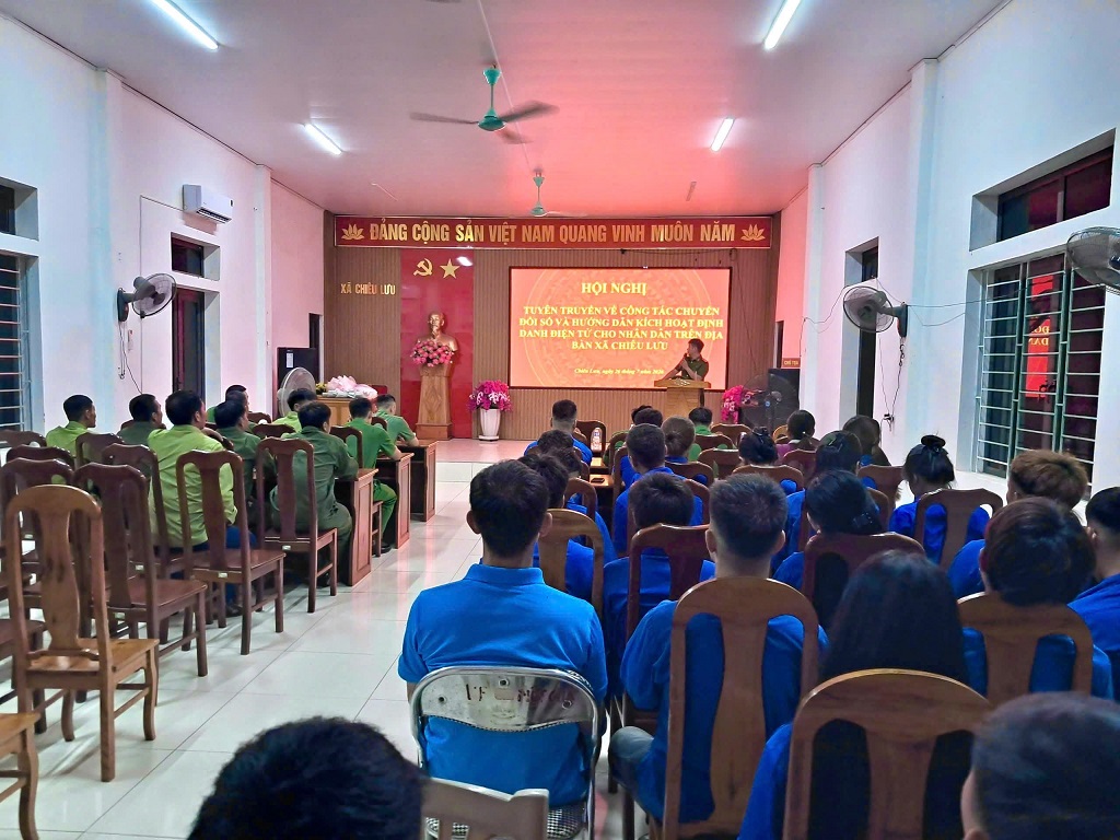 Công an xã Chiêu Lưu thành lập 06 Tổ công tác chuyển đổi số, hỗ trợ người dân kích hoạt tài khoản định danh điện tử VNeID