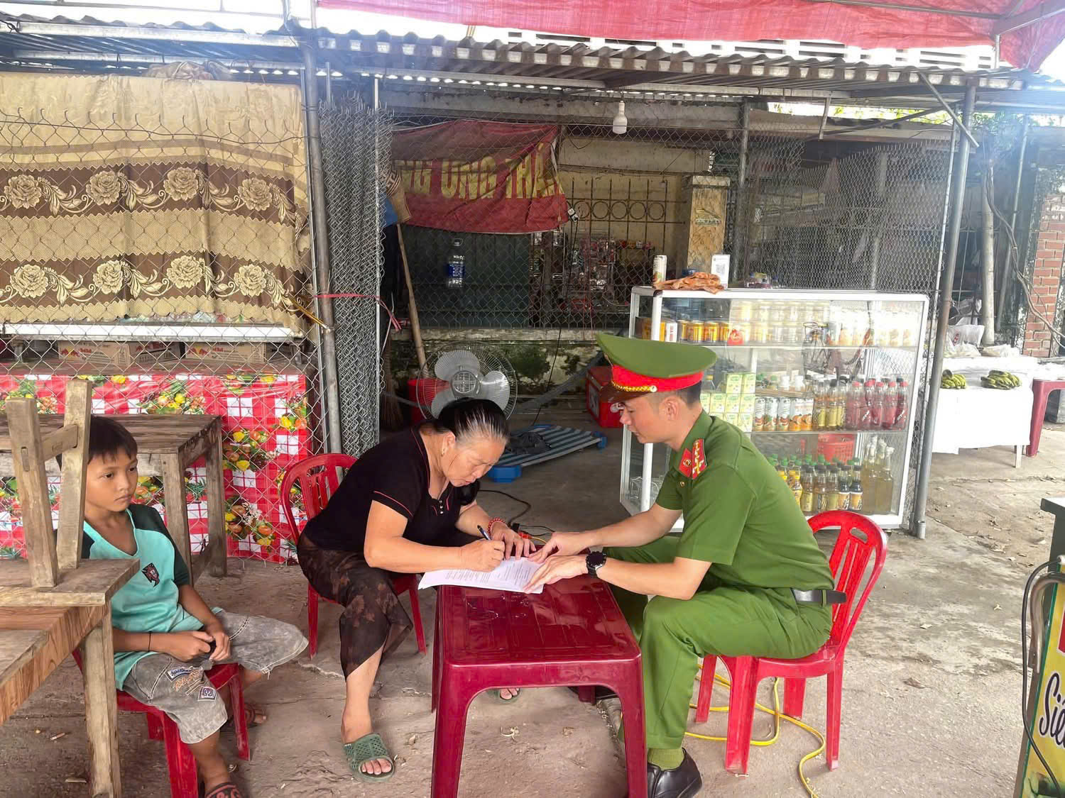 Công an xã tuyên truyền, giải toả hành lang ATGT và vận động hộ kinh doanh ký cam kết chấp hành pháp luật