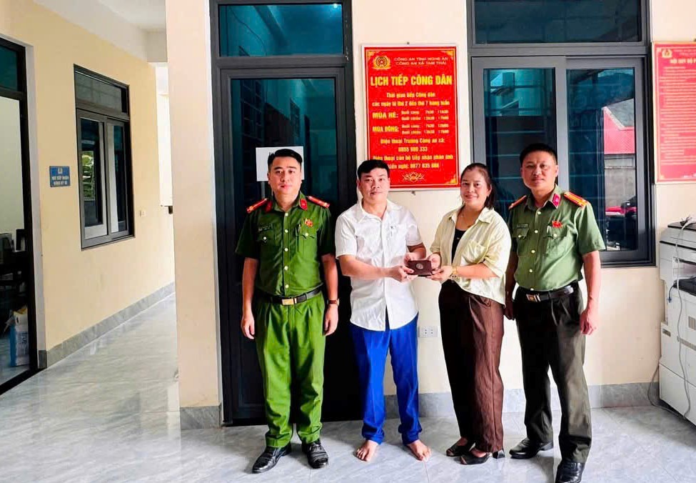 Công an xã nhanh chóng xác minh, trao trả lại tài sản cho người dân đánh rơi
