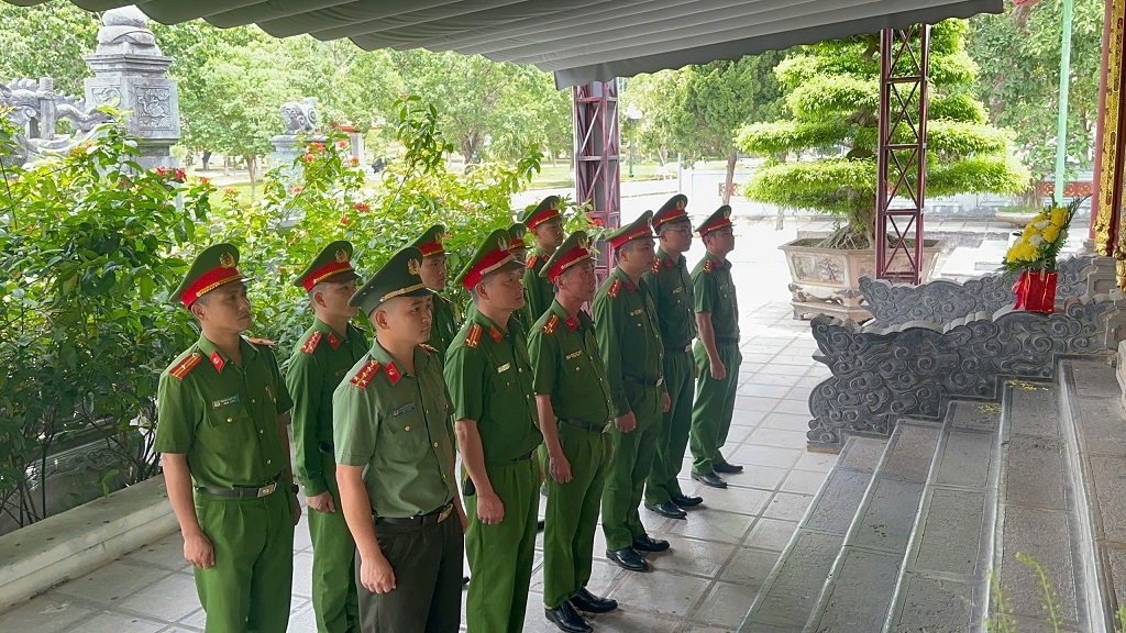 Công an xã dâng hoa, dâng hương tri ân các Anh hùng liệt sĩ