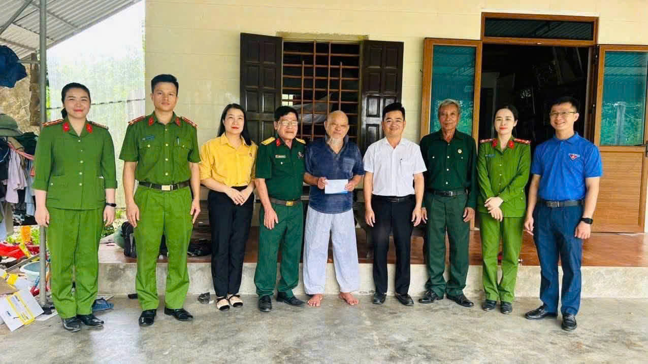 Công an phường Thái Hòa thăm, tặng quà thương binh
