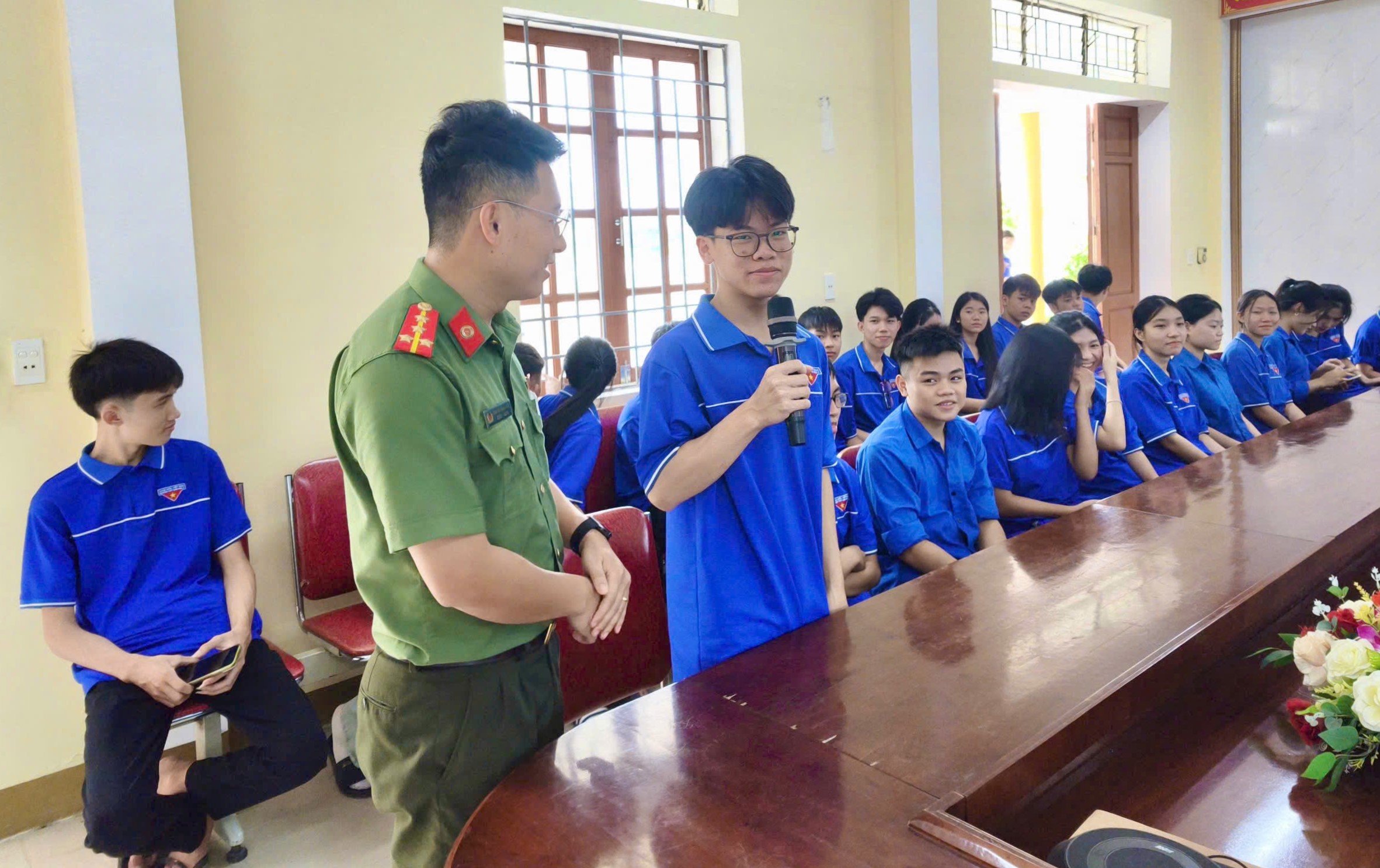 Tuyên truyền, phổ biến pháp luật về quản lý, sử dụng vũ khí, vật liệu nổ, công cụ hỗ trợ và pháo cho đoàn viên, thanh niên