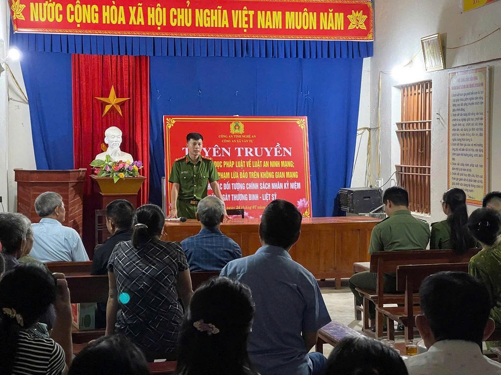 Công an xã Vân Tụ tuyên truyền pháp luật cho người dân